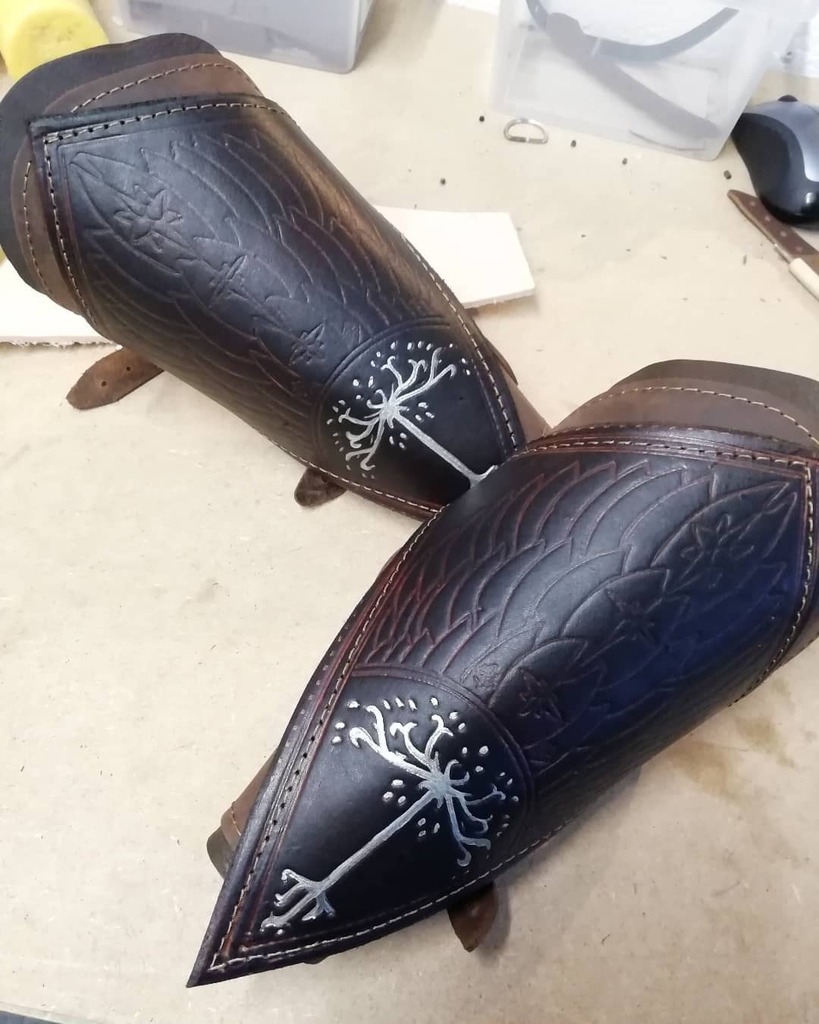 LARPINN's tweet photo. This set of bracers was a customer request for cosplay at comic con.
#larp #larping #larper #larpcostume #larpinn #larpersofinstagram #larpers #larplife #larpcharacter #larping4life #larpweapon #larpkit # #larpclothing #larparmour #larpstore #larpphotog… https://t.co/HCK86nErjK https://t.co/tNGBLIJitB