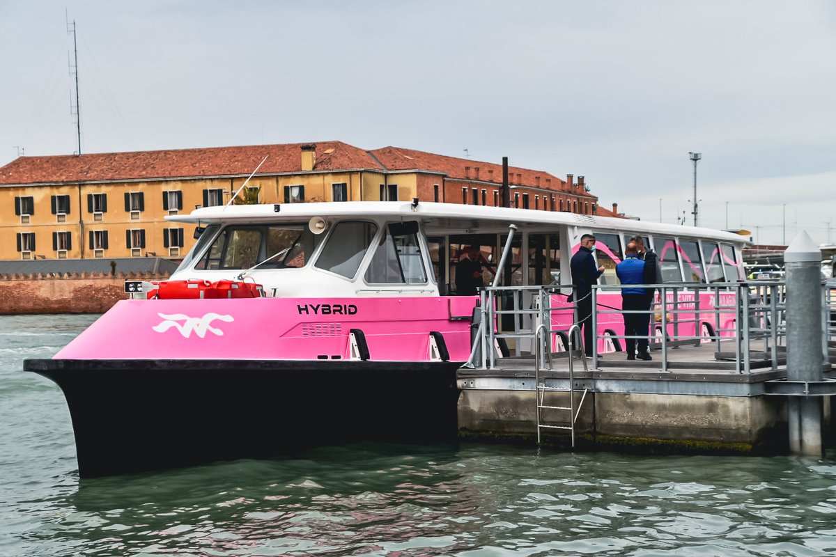 SimonVenturini's tweet photo. #SALUTE • È tornato il vaporetto rosa🎀

L'imbarcazione della prevenzione del tumore al seno ha effettuato il suo viaggio inaugurale attraverso il Canal Grande.

Obiettivo delle prossime tappe sensibilizzare alla diagnosi oncologica precoce.

Dettagli https://t.co/Wd0gR9AJcH https://t.co/cC6f4TbpQ7