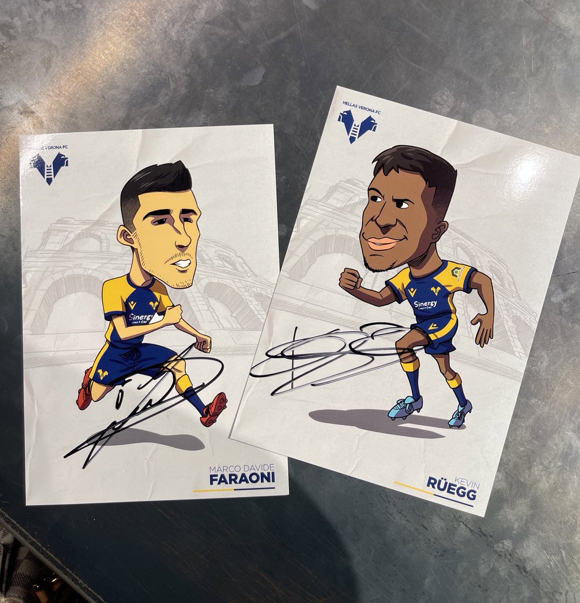HellasVeronaFC's tweet photo. ๐ธ๐ชโก๏ธ๐ฌ #HellasinStore | Quanto affetto per @faraoni37 e #Rรผegg ๐๐
๐ป Scopri come tutti i dettagli del primo Hellas in Store della stagione โคต๏ธ
https://t.co/qwWJBWX3bg
#HVFC #HVStore #DaiVerona https://t.co/JXibToHD5Y