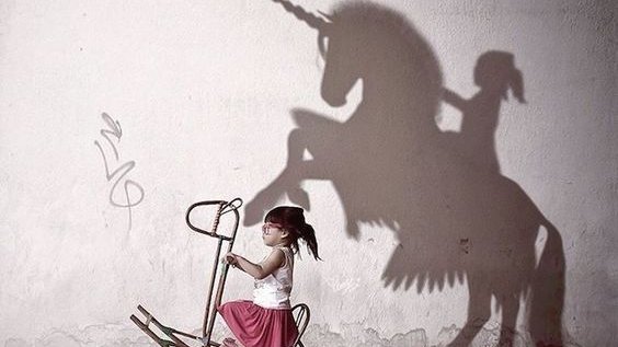 AgdeCom's tweet image. #penseedujour

"Pensez comme un adulte,
Vivez comme un jeune,
Conseillez comme un ancien
Et ne cessez jamais de rêver comme un enfant ..."

Bon week-end à tous ! 😉