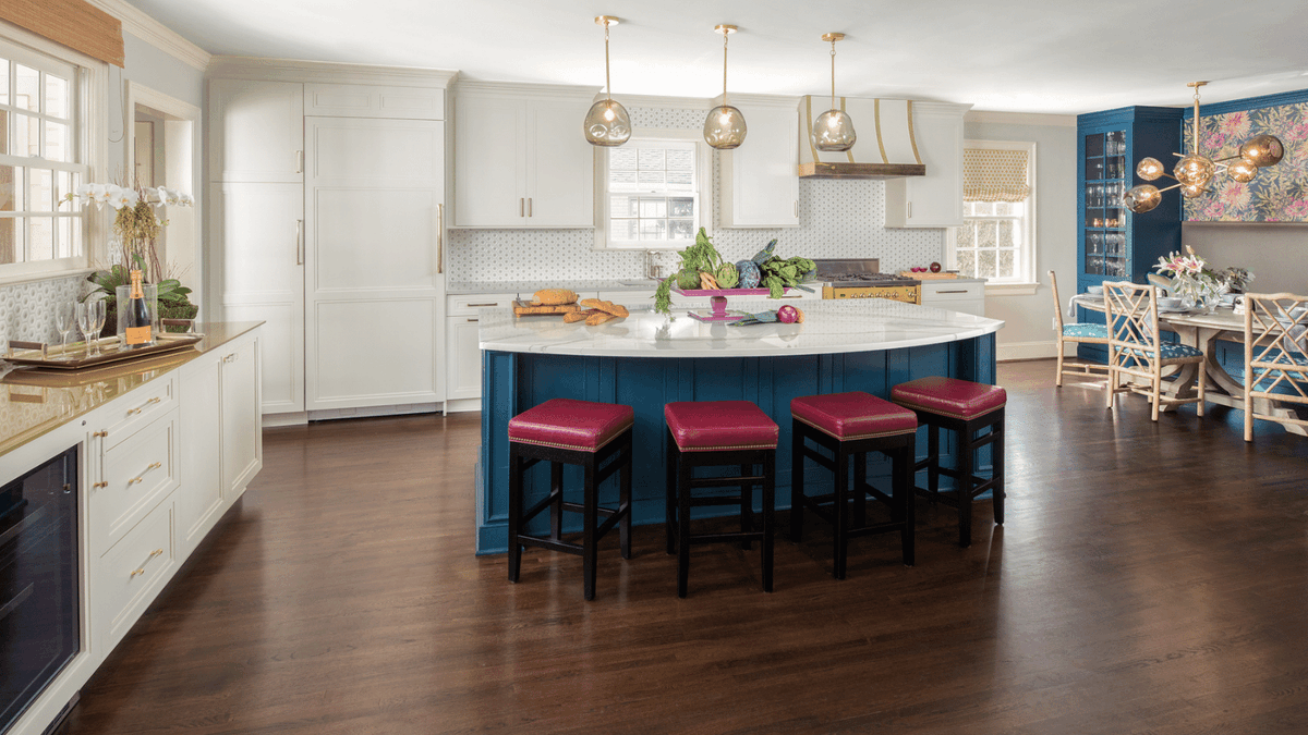 KettlerDesign's tweet photo. This kitchen is right out of a fairy tale with gold sink basins, sparkling light fixtures and fun colors. Enjoyed working with interior designer @ashleydelapp! #dreamkitchen #funkitchen
#karenkettlerdesign https://t.co/ayHcnlx4L7