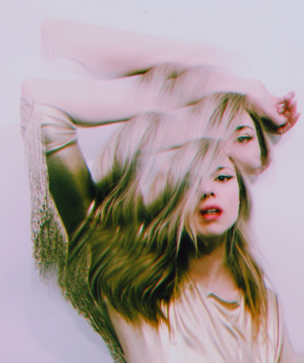 musicacronica's tweet photo. Todo un largo #finde por delante para empaparte del #Onírica (2021) de @EvaRyjlen 🥇 Un #discazo que puedes, debes, disfrutar cómodamente junto a su #reseña 👌👇 #evaryjlen #pop #rock > https://t.co/XWgakgO8cg https://t.co/RkNwlYpc3P
