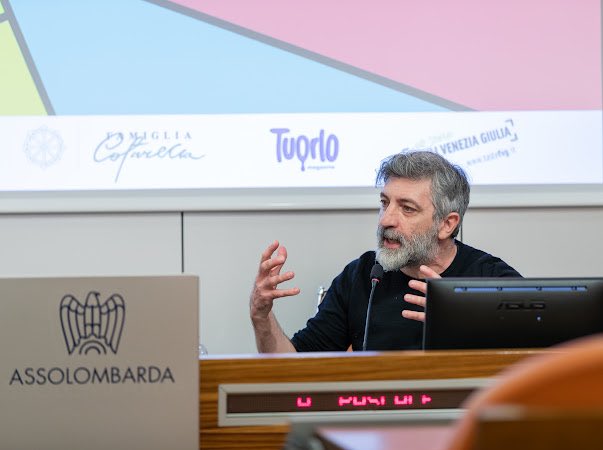 La seconda lezione del #workshop “Come il vino cambia il mondo” de <a href="/ilfoglio_it/">Il Foglio</a> è di Antonio Pascale. Ci sono interessanti studi che propongono mappe per aree genetiche. Il #vinoitaliano presenta il pool genetico più completo e complesso.