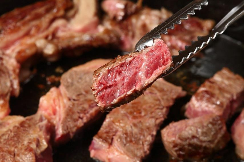 AndresHuertaCL's tweet photo. URGENTE | El IPC de septiembre se disparó en 1,2%. Es el más alto para dicho mes desde 1993.

Lo que más subió: la carne en 9,2%; vuelos en avión, 23,5%; auto nuevo, 4,5%; tomate, 21,5%.

La UF subirá $361 a lo largo del mes y va a superar los $30.485. @adnradiochile https://t.co/QfMnud661r