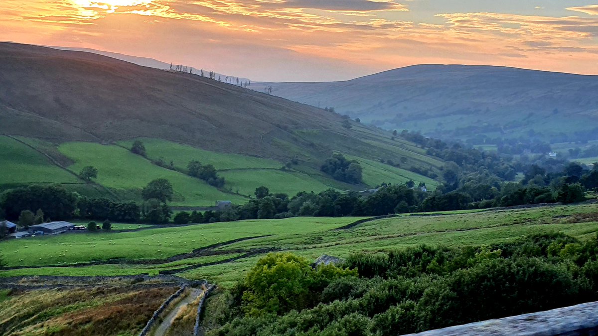 SettleCarlisle's tweet photo. Tickets on the @CharterRail #staycationexpress from as little as £14.50 1st class and family fares from only £39.50 for 4! Book quickly as limited availability https://t.co/JZfRnFHT5i @setcarrailway @foscl @northernassist Runs 23 to 30 October only. The perfect half term treat. https://t.co/OvsBrkEeVj