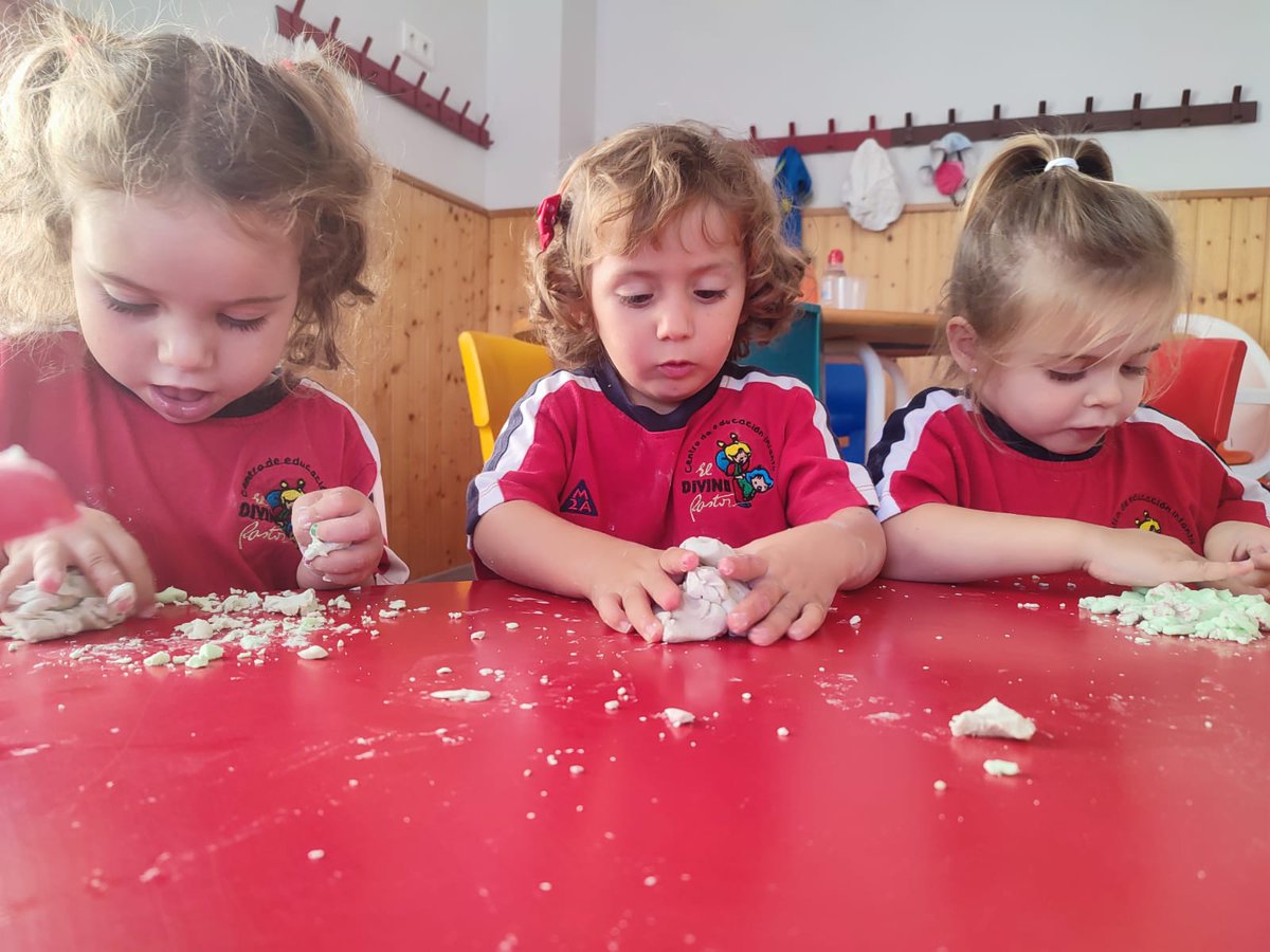 eldivinopastor's tweet photo. Comenzamos con nuestros #talleres de los viernes con los #peques 👶. Hoy hemos hecho #plastilina casera y hemos disfrutado mucho de su #textura y #olor 😍. Os dejamos la receta por si os animáis❗
#aquitodoesdiferente #ElDivinoPastor  #guarde #educacioninfantil #escuelainfantil https://t.co/s0mz3kIRPI