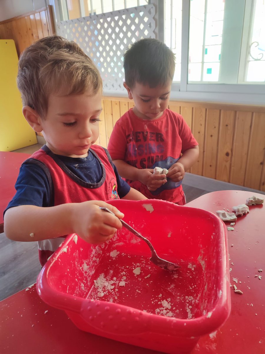 eldivinopastor's tweet photo. Comenzamos con nuestros #talleres de los viernes con los #peques 👶. Hoy hemos hecho #plastilina casera y hemos disfrutado mucho de su #textura y #olor 😍. Os dejamos la receta por si os animáis❗
#aquitodoesdiferente #ElDivinoPastor  #guarde #educacioninfantil #escuelainfantil https://t.co/s0mz3kIRPI