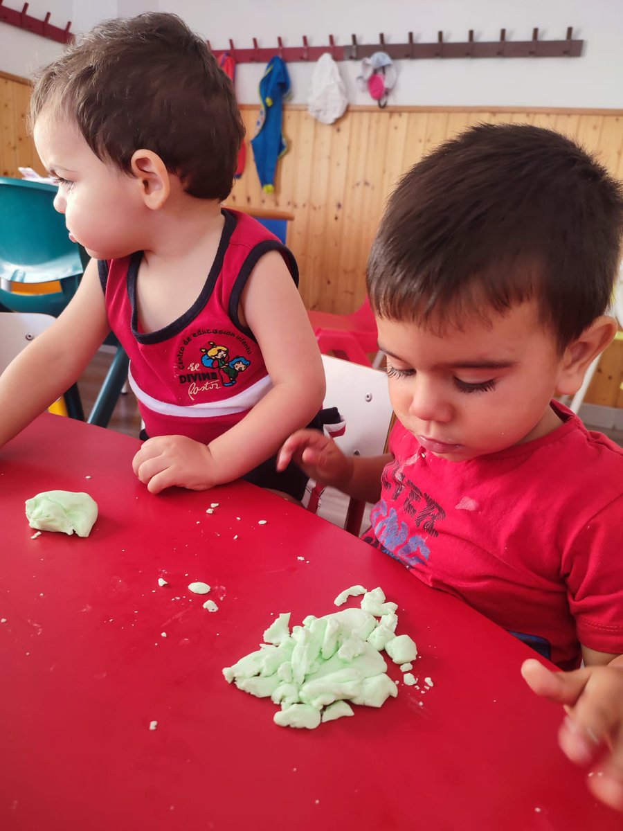 eldivinopastor's tweet photo. Comenzamos con nuestros #talleres de los viernes con los #peques 👶. Hoy hemos hecho #plastilina casera y hemos disfrutado mucho de su #textura y #olor 😍. Os dejamos la receta por si os animáis❗
#aquitodoesdiferente #ElDivinoPastor  #guarde #educacioninfantil #escuelainfantil https://t.co/s0mz3kIRPI