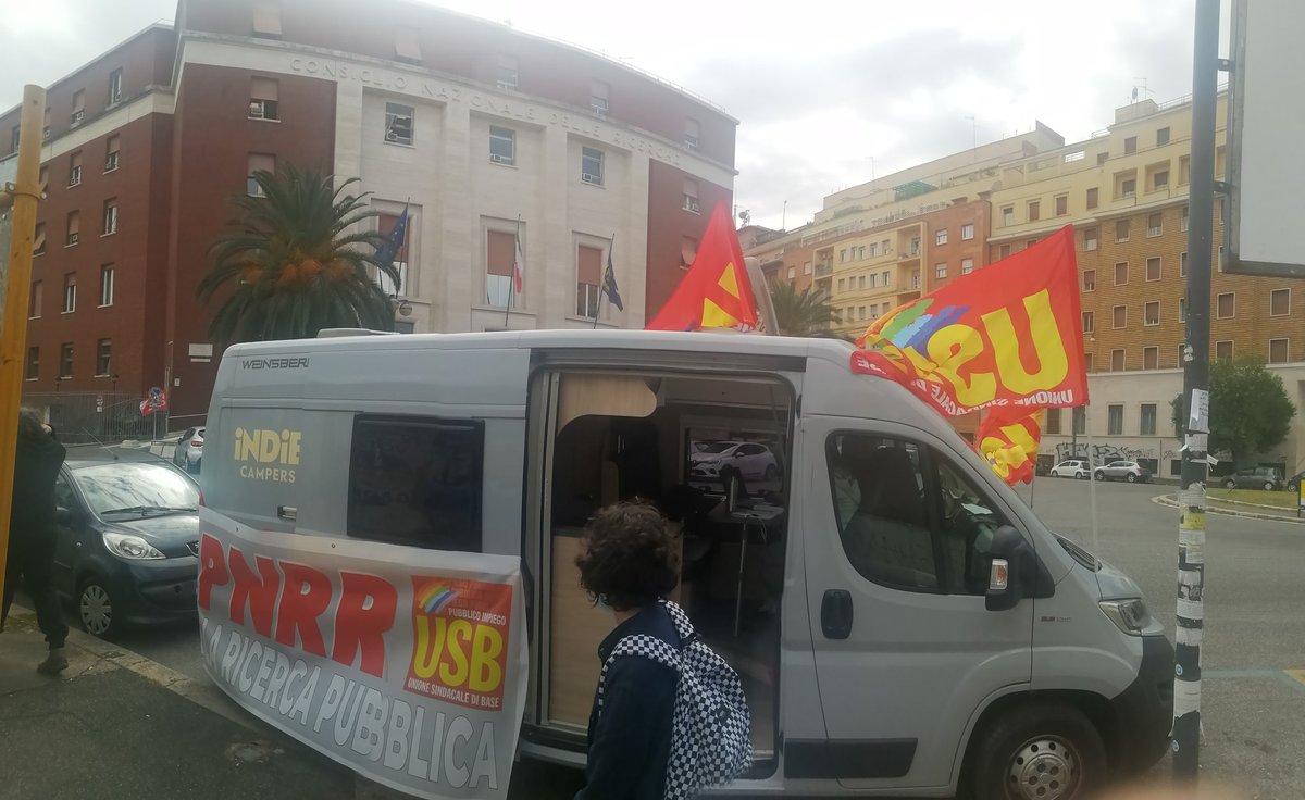 100000_anni's tweet photo. Noi il 31 dicembre non lo aspettiamo! Tutti assunti! Verso lo sciopero @usbsindacato https://t.co/ro9LNgNqm6