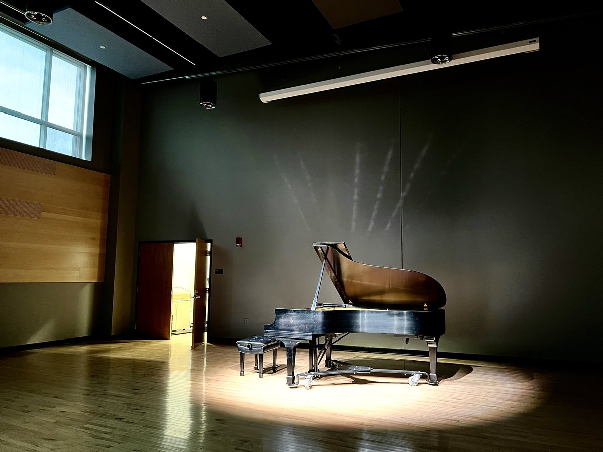 GTeissonniere's tweet photo. Very much enjoyed playing for a captive live audience at @KentState University at Stark last night, and look forward to returning for a master class next Monday! #beethoven #piano #recital #opus109 #opus110 #opus111 #newcd #steinwaypiano #pianistlife @SteinwayAndSons https://t.co/4CurIUEir3