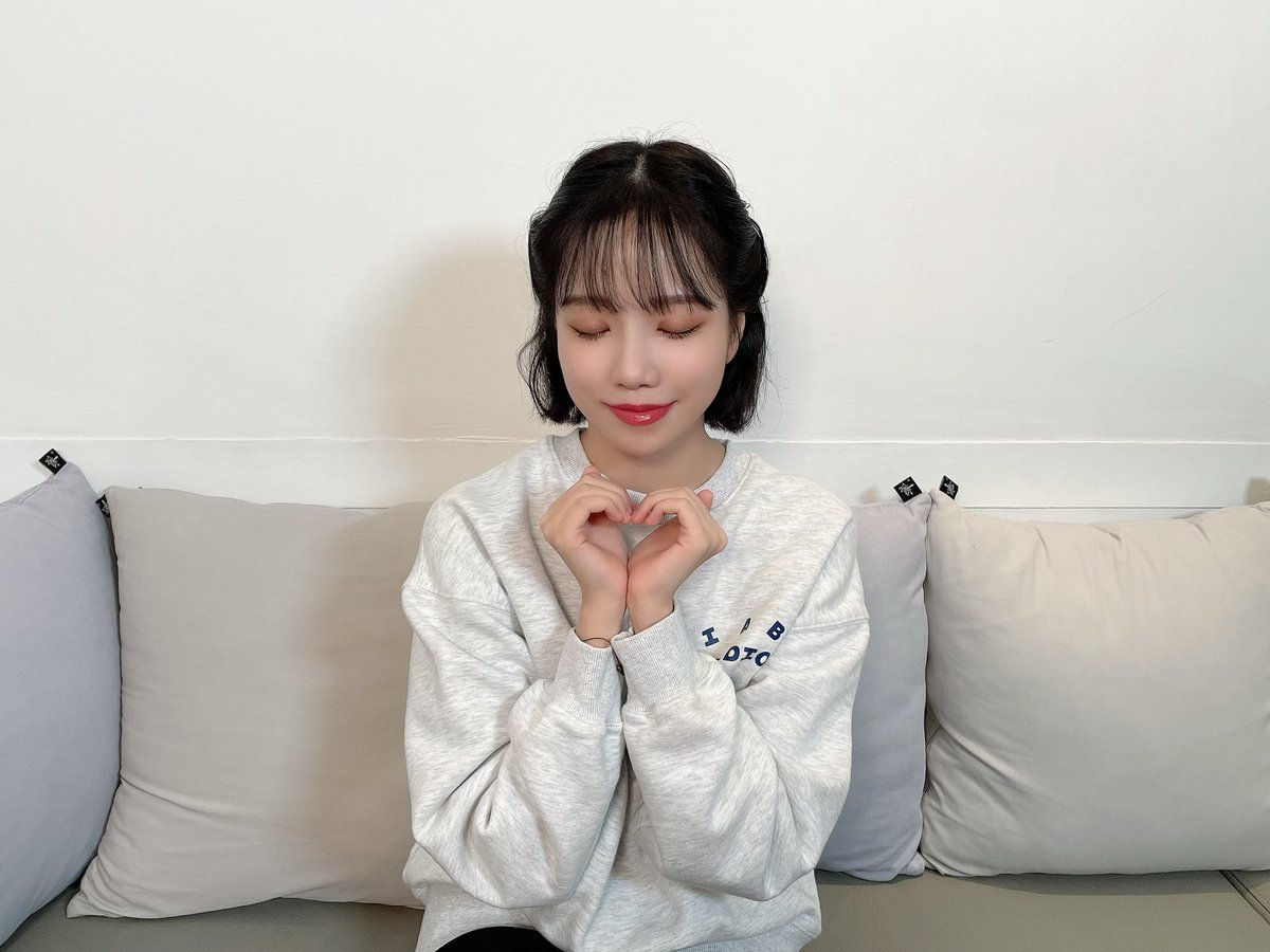 JOYURI_offcl's tweet photo. [#유리스팟] 2021.10.08 뮤직뱅크 &amp; 영상통화 팬사인회 1회차🖤

#조유리 #JOYURI #チョユリ
#지금은_몇시_조유리의_GLASSY✨ https://t.co/QaKEsd1d4r
