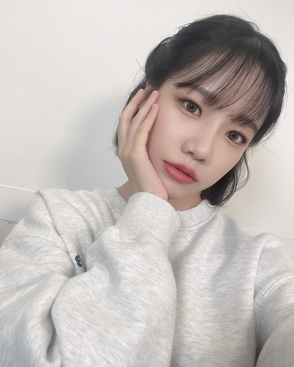 JOYURI_offcl's tweet photo. [#유리스팟] 2021.10.08 뮤직뱅크 &amp; 영상통화 팬사인회 1회차🖤

#조유리 #JOYURI #チョユリ
#지금은_몇시_조유리의_GLASSY✨ https://t.co/QaKEsd1d4r