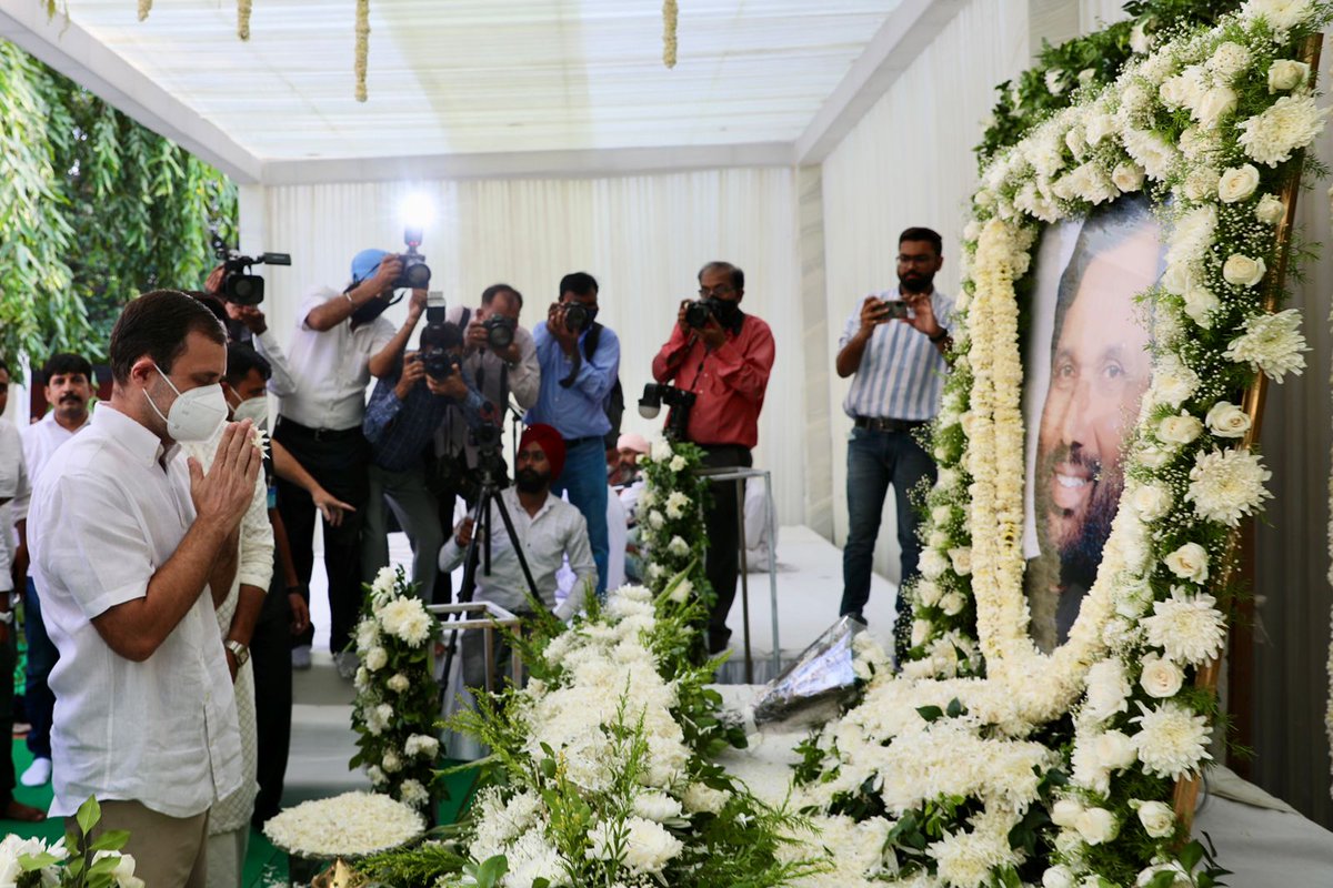 RahulGandhi's tweet photo. श्री रामविलास पासवान जी की प्रथम प���ण्यतिथि पर भावभीनी श्रद्धांजलि।

इस अवसर पर लालू प्रसाद यादव जी से भी भेंट हुई। उन्हें स्वस्थ देखकर अच्छा लगा। https://t.co/y8jqH4HzF4