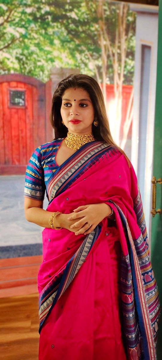 tanaya_p's tweet photo. 280 characters not enough to describe how astonishingly stunning Dongria Sarees are! #HandloomsofOdisha #TribalHandloom https://t.co/RhWBoVwLPT