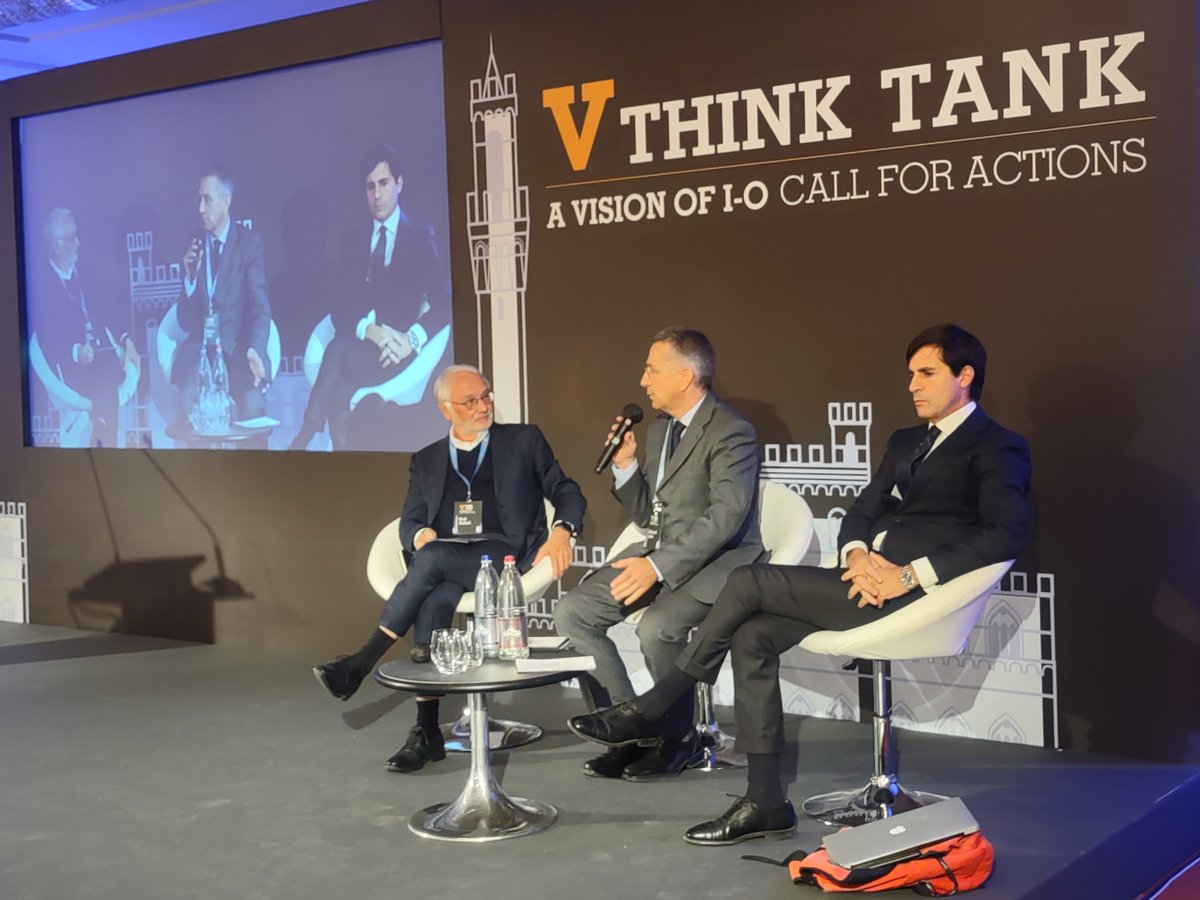 NIBITSIENA's tweet photo. Now has finish the first session of brain tumors with a very interactive discussion. Stay tuned! #thinktank2021 #immunotherapy @BernardAFox @parkerici https://t.co/KeCbKW4LAy