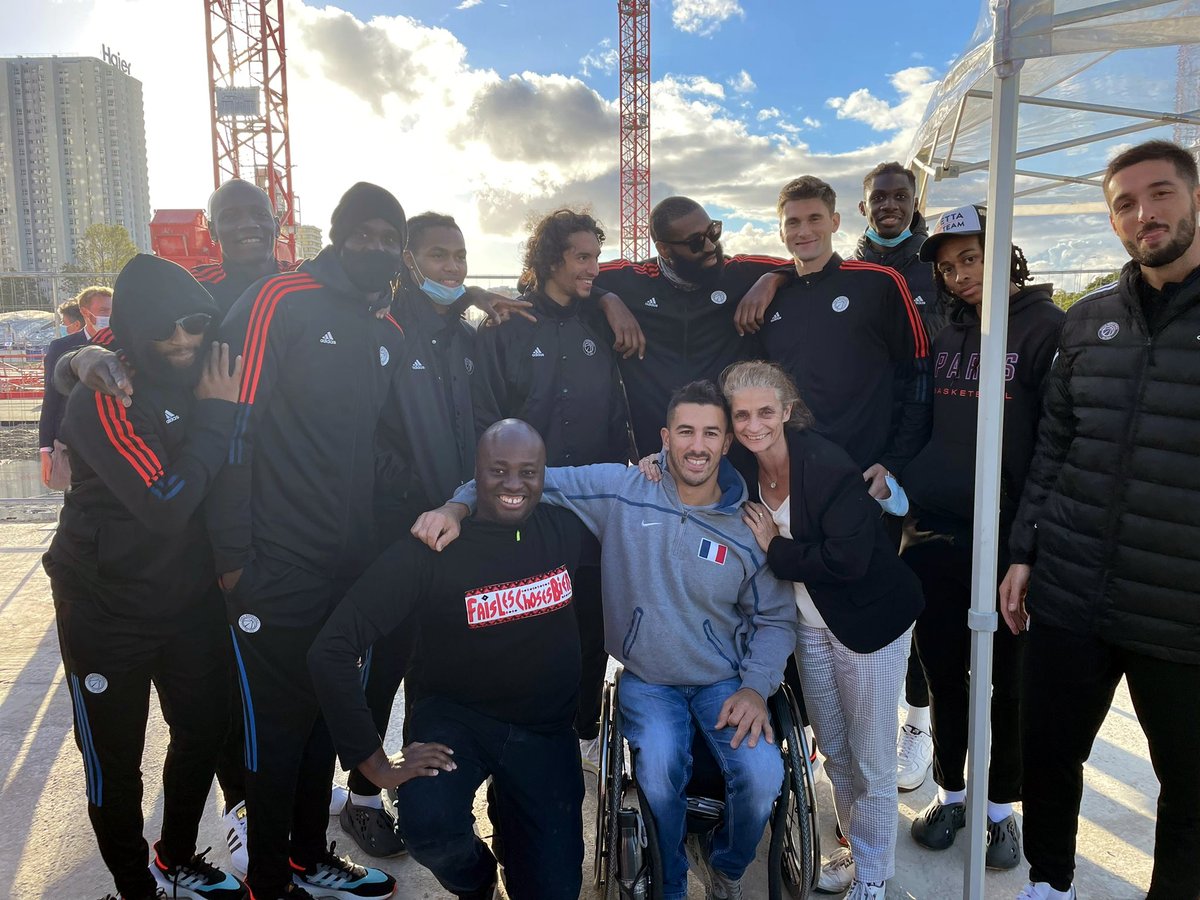 🏗️Les #talentsdu18 présents à la pose de la 1ère pierre de l'Arena #portedelachapelle avec @sofyanemehiaoui @PBasketFauteuil et les joueurs de #parisbasketball 
🏗️Le 18è #Paris18 souhaite la bienvenue à @ParisBasketball pour le futur
#Paris #Paris2024 #parisbasket #ParisPourParis