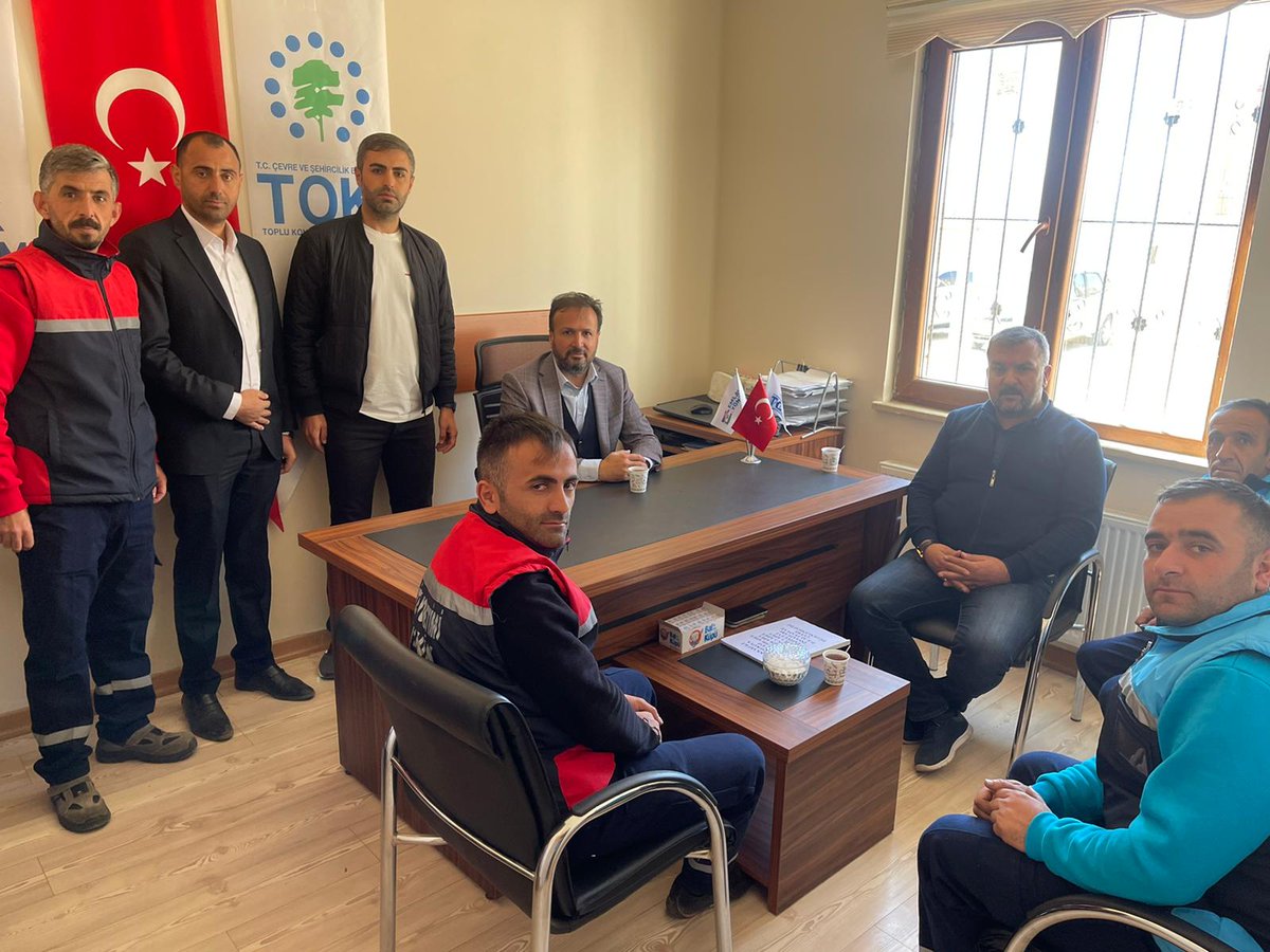 EmlakYonetim's tweet photo. Emlak Yönetim AŞ Genel Müdürü Ayhan Karaca, Hakkâri Yüksekova’da Emlak Yönetim’e bağlı TOKİ konutlarını ziyaret ederek incelemelerde bulundu, site yönetimi çalışanlarıyla bir araya gelerek çalışmalar hakkında bilgi aldı. https://t.co/q8XGxWJCzD