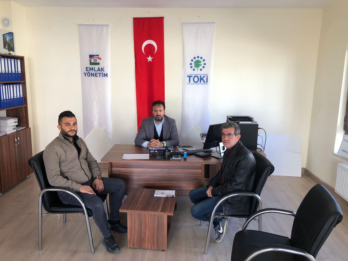 EmlakYonetim's tweet photo. Emlak Yönetim AŞ Genel Müdürü Ayhan Karaca, Hakkâri Yüksekova’da Emlak Yönetim’e bağlı TOKİ konutlarını ziyaret ederek incelemelerde bulundu, site yönetimi çalışanlarıyla bir araya gelerek çalışmalar hakkında bilgi aldı. https://t.co/q8XGxWJCzD