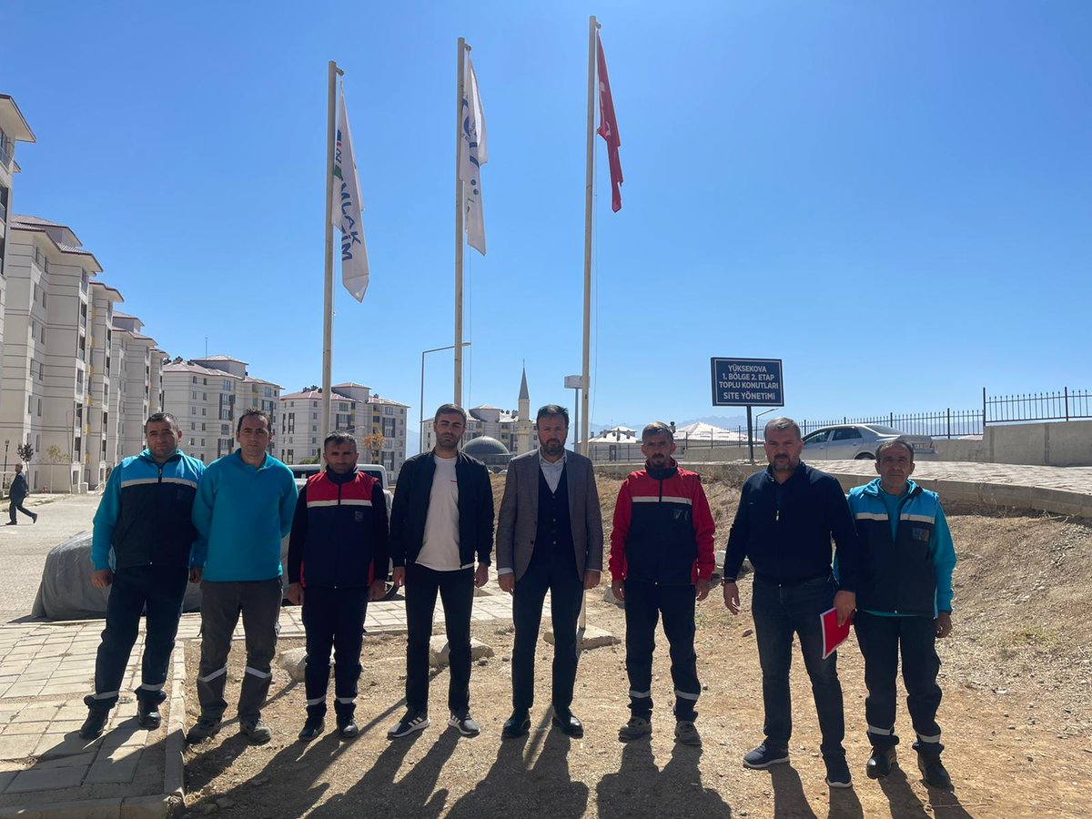 EmlakYonetim's tweet photo. Emlak Yönetim AŞ Genel Müdürü Ayhan Karaca, Hakkâri Yüksekova’da Emlak Yönetim’e bağlı TOKİ konutlarını ziyaret ederek incelemelerde bulundu, site yönetimi çalışanlarıyla bir araya gelerek çalışmalar hakkında bilgi aldı. https://t.co/q8XGxWJCzD