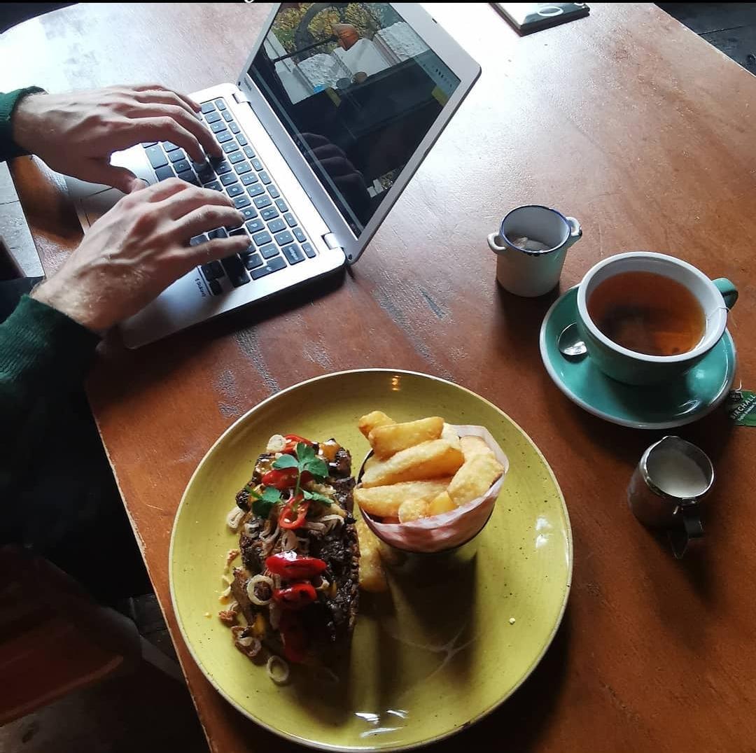 Roebucknw3's tweet image. Enjoy our special work from the pub menu any brunch dish with unlimited tea and coffee for £15 simply plug in grab a comfy seat in our warm pub 🔥 #workfrompub #publunchdesk #publunch #hampsteasheath #brunch #lunch