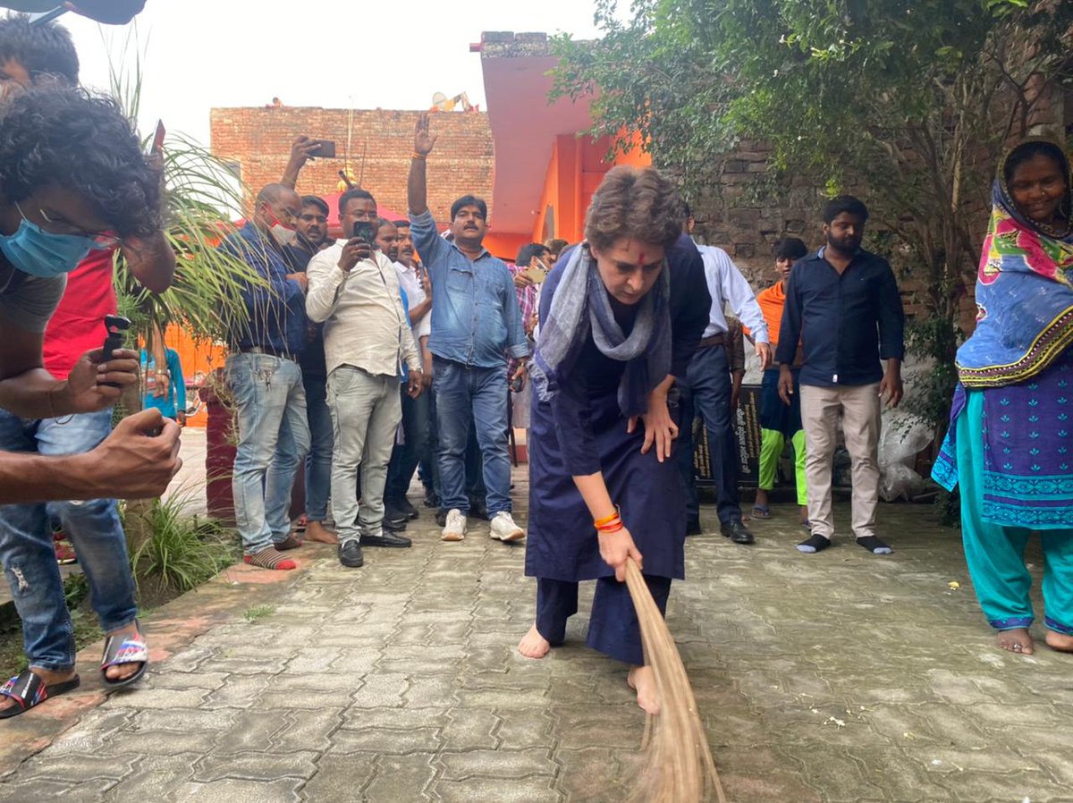 TV9UttarPradesh's tweet photo. प्रियंका ने फिर लगाई झाड़ू, लखनऊ में दलित बस्ती लवकुश नगर पहुंची प्रियंका ने झाड़ू लगाई और कहा- झाड़ू लगाना स्वाभिमान और सादगी का प्रतीक, रोज़ करोड़ों महिलाएं और सफ़ाईकर्मी लगाते हैं झाड़ू, योगी सरकार को बताया दलित विरोधी,सीएम योगी ने कहा था-जनता उनको इसी लायक बनाना चाहती है। https://t.co/ayQuodjH9g