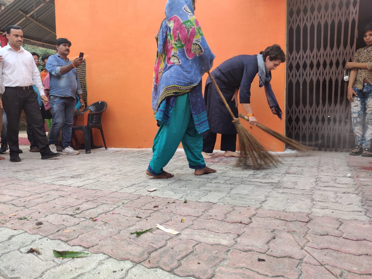 TV9UttarPradesh's tweet photo. प्रियंका ने फिर लगाई झाड़ू, लखनऊ में दलित बस्ती लवकुश नगर पहुंची प्रियंका ने झाड़ू लगाई और कहा- झाड़ू लगाना स्वाभिमान और सादगी का प्रतीक, रोज़ करोड़ों महिलाएं और सफ़ाईकर्मी लगाते हैं झाड़ू, योगी सरकार को बताया दलित विरोधी,सीएम योगी ने कहा था-जनता उनको इसी लायक बनाना चाहती है। https://t.co/ayQuodjH9g