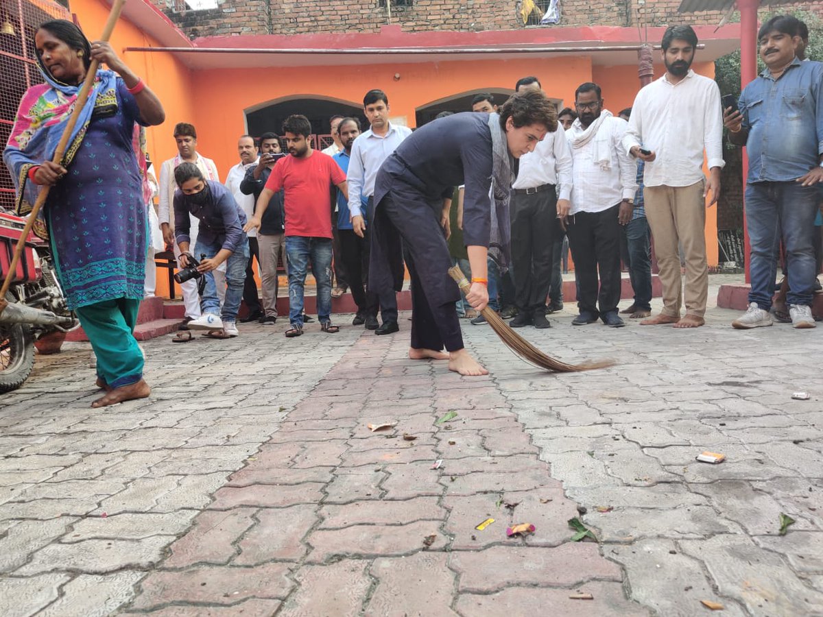 TV9UttarPradesh's tweet photo. प्रियंका ने फिर लगाई झाड़ू, लखनऊ में दलित बस्ती लवकुश नगर पहुंची प्रियंका ने झाड़ू लगाई और कहा- झाड़ू लगाना स्वाभिमान और सादगी का प्रतीक, रोज़ करोड़ों महिलाएं और सफ़ाईकर्मी लगाते हैं झाड़ू, योगी सरकार को बताया दलित विरोधी,सीएम योगी ने कहा था-जनता उनको इसी लायक बनाना चाहती है। https://t.co/ayQuodjH9g