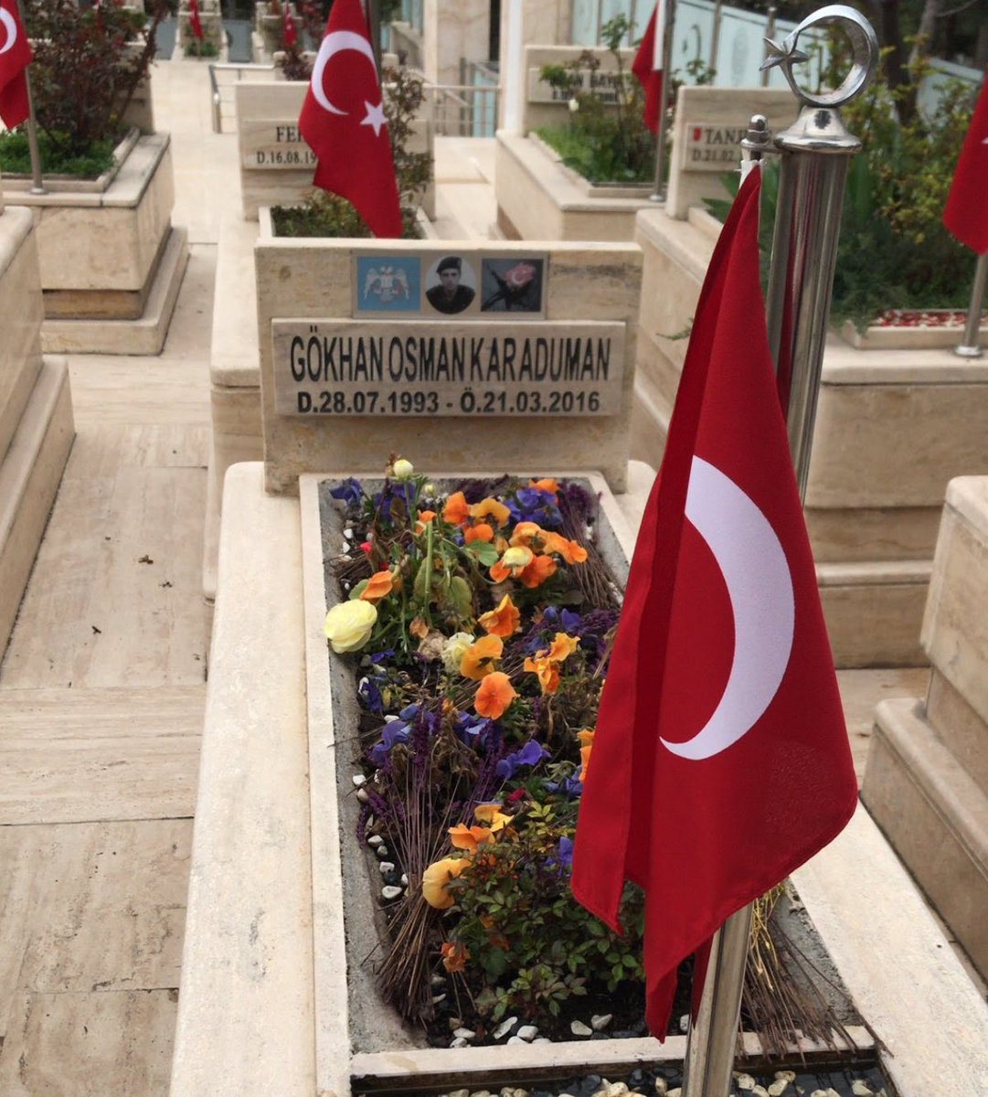 “Vur şanlı silahınla gönül mülkü düzelsin, sen bu al bayrağın gölgesinde hep güzelsin!”