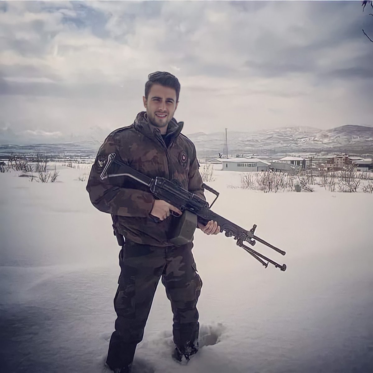 sehitgok's tweet photo. “Vur şanlı silahınla gönül mülkü düzelsin, sen bu al bayrağın gölgesinde hep güzelsin!” https://t.co/DkzM0TwSEV