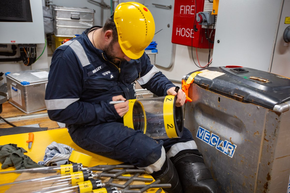 Sat, Oct 2 Hacon Cruise: We prepare for Aurora (ROV) and Borealis (TMS) second deep dive on the edge of the ice in the Arctic. Aurora hits the seabed at 1700 meters at 16:00 and takes its first sample at 16:12. By the time they are back on deck, 17:30, the ice has drifted to us.