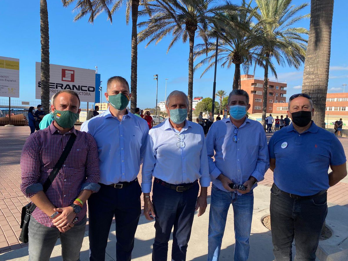 Vox_Almeria's tweet image. 🫑Esta mañana hemos acompañado al campo almeriense en su parón agrícola por la crisis del sector. 

☠️ Nuestra agricultura está en peligro de extinción por las políticas globalistas de la izquierda. 

¡Lo nuestro primero! 💪🏼🇪🇸