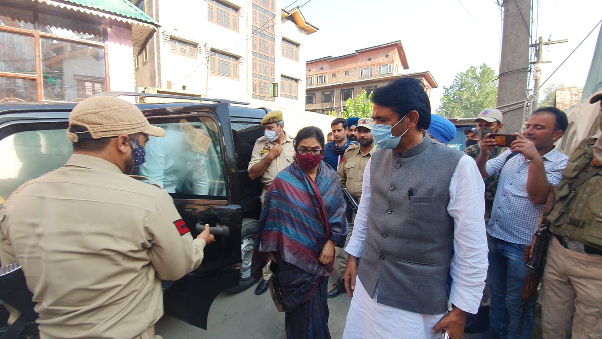 INCMirMuzaffar's tweet photo. AICC Incharge J&amp;K @rajanipatil_in ji &amp; JKPCC President @GAMIR_INC alongwith other senior leaders visited the residence of #MLBindroo who was Killed in #Srinagar.
Expresses solidarity with the bereaved family.
@INCIndia 
@INCJammuKashmir https://t.co/nQXhg1wthg