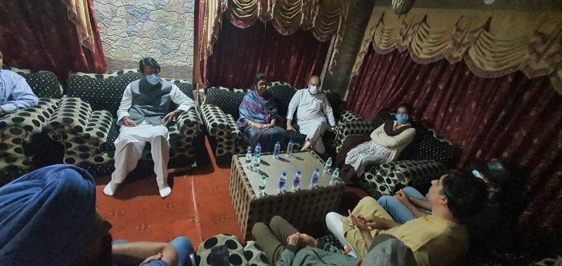 INCMirMuzaffar's tweet photo. AICC Incharge J&amp;K @rajanipatil_in ji &amp; JKPCC President @GAMIR_INC alongwith other senior leaders visited the residence of #MLBindroo who was Killed in #Srinagar.
Expresses solidarity with the bereaved family.
@INCIndia 
@INCJammuKashmir https://t.co/nQXhg1wthg