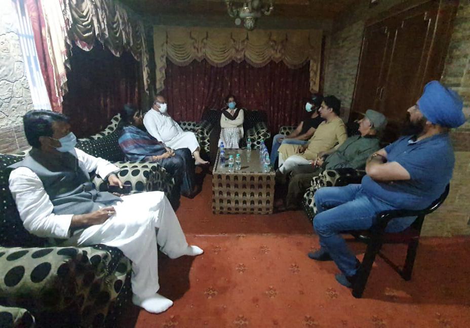 INCMirMuzaffar's tweet photo. AICC Incharge J&amp;K @rajanipatil_in ji &amp; JKPCC President @GAMIR_INC alongwith other senior leaders visited the residence of #MLBindroo who was Killed in #Srinagar.
Expresses solidarity with the bereaved family.
@INCIndia 
@INCJammuKashmir https://t.co/nQXhg1wthg