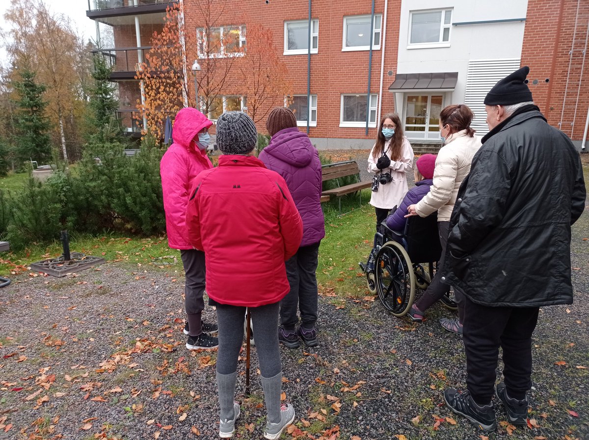 JyllinK's tweet photo. Arvokkaita hyvÀn elÀmÀn hetkiÀ YstÀvien kanssa musiikin ja ulkoilun ÀÀrellÀ vanhustenviikolla 3.-10.10.2021.
https://t.co/wM4XNfQFxP
#LuontoAntaaVoimaa #Vanhustenviikko #ArvokasVanhuus #hyvinvointi #hyvÀelÀmÀ #sydÀnsykkiivanhustyölle #jalmarijyllinsÀÀtiö #jyllinkodit https://t.co/0hSU0fAZIq