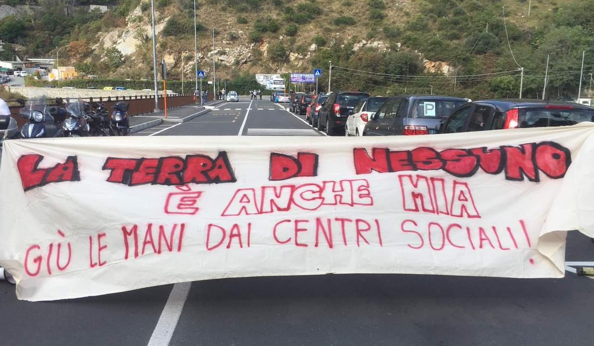 #giulemanidaglispazisociali