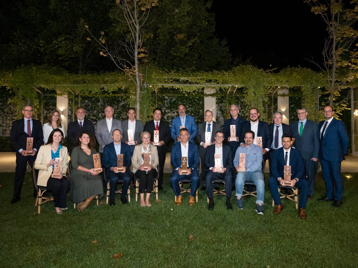 En la #CenadelaCiberseguridad, la Revista concedió los XVII #PremiosSIC a personas, proyectos y entidades por su labor en pro de la mejor #ciberseguridad. Una exitosa gala, coincidente con #Securmática2021, que supuso el recuentro del sector. En la imagen, los premiados.