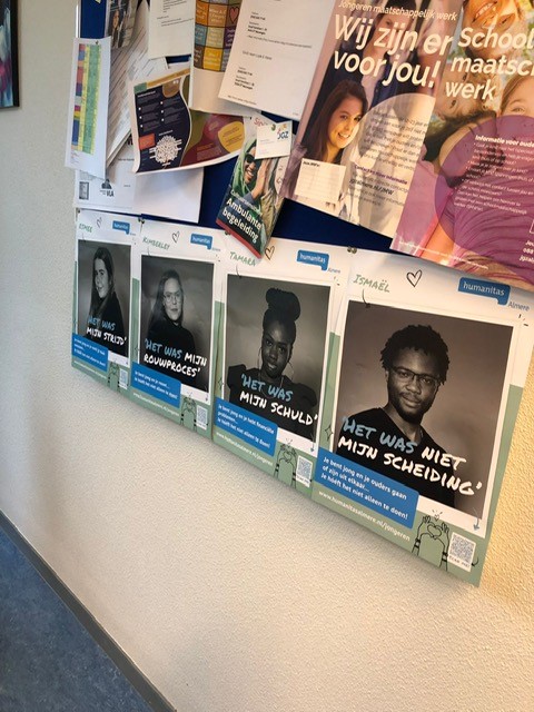 We willen Almeerse jongeren te bereiken om hen te laten weten dat ze bij ons laagdrempelig steun kunnen krijgen bij geldproblemen, eenzaamheid, rouw en scheiding van ouders. Wil jij ook helpen door posters op te hangen? Je kunt ze in formaat A0 of A3 opvragen via : 06 35 11 52 21