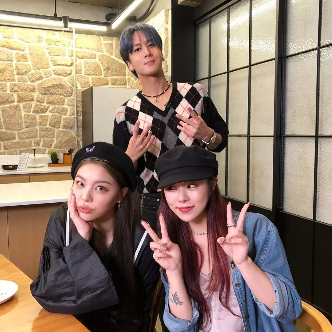 lunaestreIIad0s's tweet photo. [wheein_from.paeyong IG]

#MAMAMOO #Wheein
#마마무 #휘인
@THEL1VE_LABEL
[#TheLiveUnderTheSameRoofBehindWheeind]
Hello. This is #BehindWheeind incharge Paeyong!👊🏻 Definitely an amazing day with Wheein who has live singing skills and👩🏻‍🎤 Diva Ailee unnie who is captivating on stage💃 https://t.co/HFFdBB9TIZ