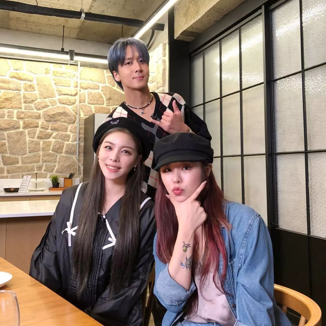 lunaestreIIad0s's tweet photo. [wheein_from.paeyong IG]

#MAMAMOO #Wheein
#마마무 #휘인
@THEL1VE_LABEL
[#TheLiveUnderTheSameRoofBehindWheeind]
Hello. This is #BehindWheeind incharge Paeyong!👊🏻 Definitely an amazing day with Wheein who has live singing skills and👩🏻‍🎤 Diva Ailee unnie who is captivating on stage💃 https://t.co/HFFdBB9TIZ