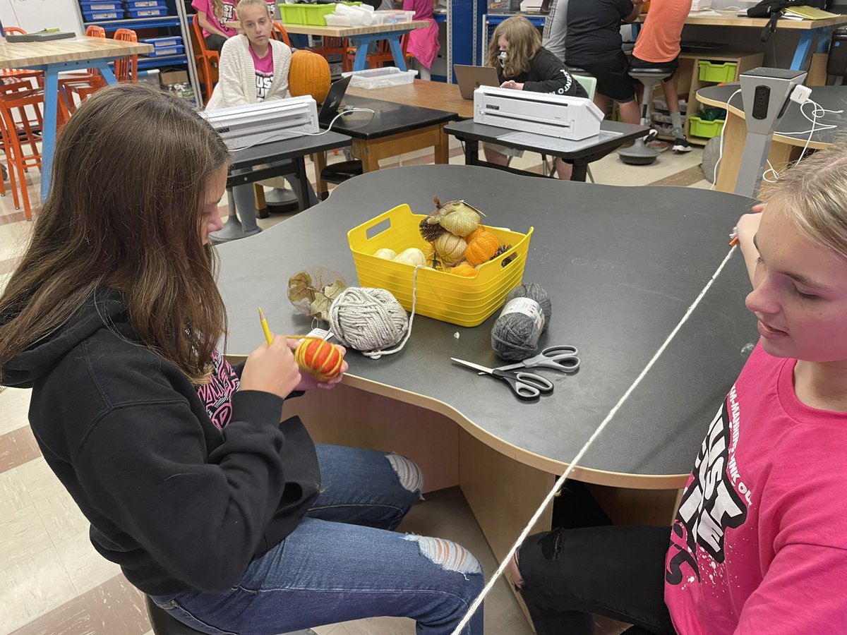 JenniferLinde1's tweet photo. Spark Hex 2 started our pumpkin project this week🎃 @IKMManningMS https://t.co/JSEzbjFOtD