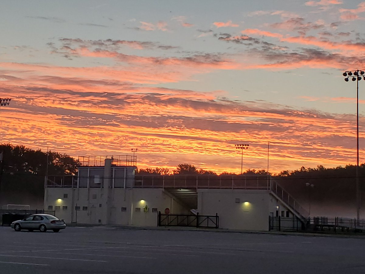 candelle's tweet photo. Pretty sunrise over the Lou this morning. 🏈 @PMHSAthletics https://t.co/DYStvvPntS