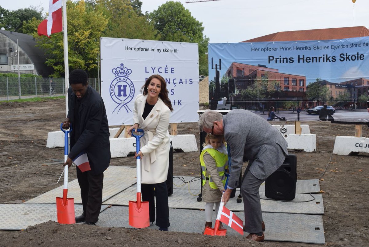 Et #royalt første #spadestik 🛠️👑! Vi er stolte af at være med til at hjælpe den dansk-franske Skole #PrinsHenriksSkole med at bygge en helt ny skole, som skal huse den fransk-danske friskole i årene fremover.