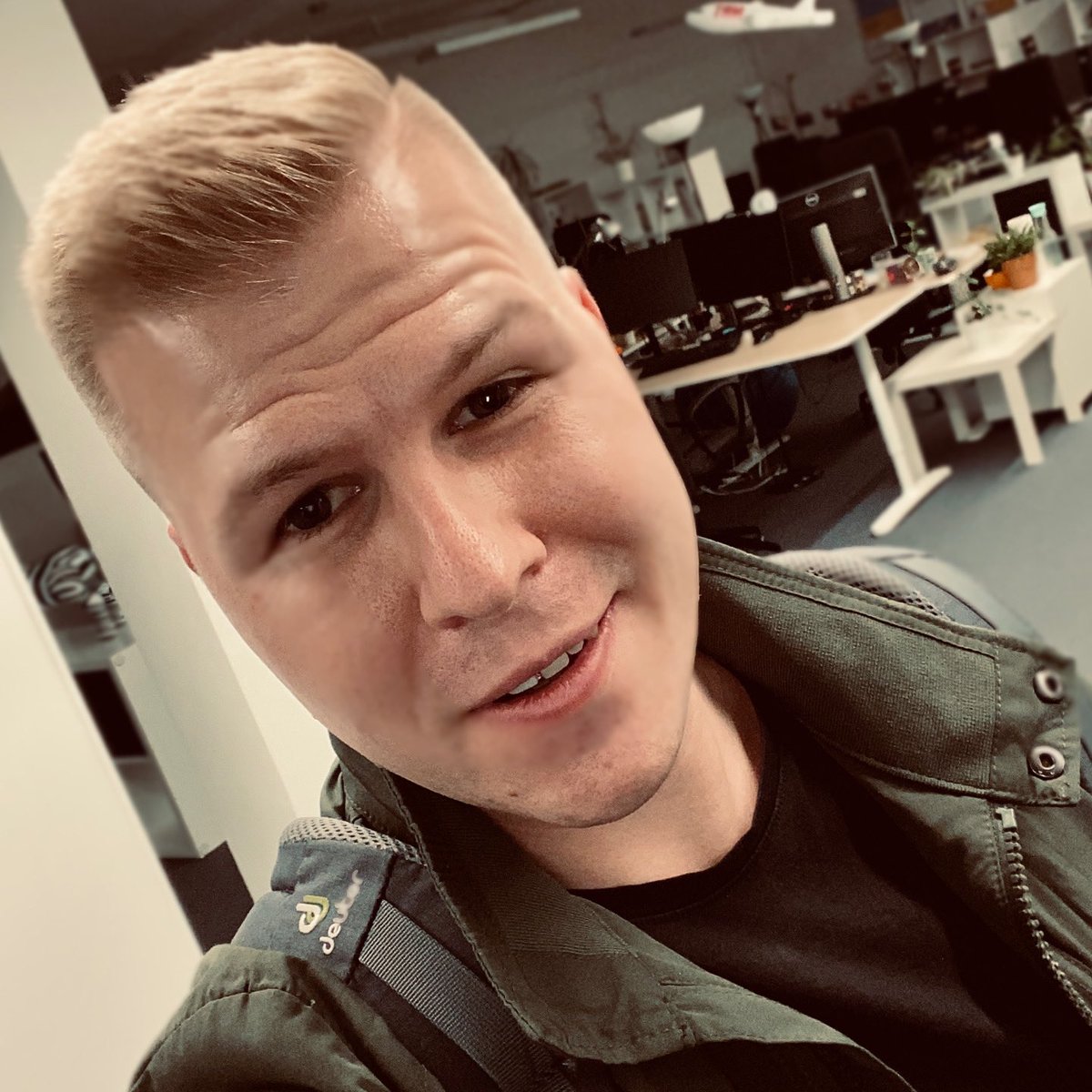 MrWaeschekammer's tweet photo. In ein paar Stunden ist Wochenende!
Ich hoffe ihr könnt es genießen! 🎉 👏

#gaymer #twitchgermany #guy #blonde #blondehair #gay #soliver #weekend #weekendvibes #gaymovie #BlueEyes #smile #gutelaune #green #tgif #AutumnFalls #Nike #hollister #gamers https://t.co/ybxKjh1Mht