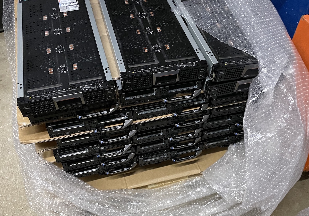 Was für eine schöne Geschichte: Die Microsoft-Tochter Github hat <a href="/FreifunkMUC/">Freifunk München social.ffmuc.net/@freifunkMUC</a> zwei Paletten mit Servern, Switches und Routern gespendet. So können sie ihr stadtweites Gratis-WLAN vergrößern und sind für die nächsten 5 Jahre gut aufgestellt. 📡🧑🏻‍💻👉🏻 ffmuc.net/freifunkmuc/20…