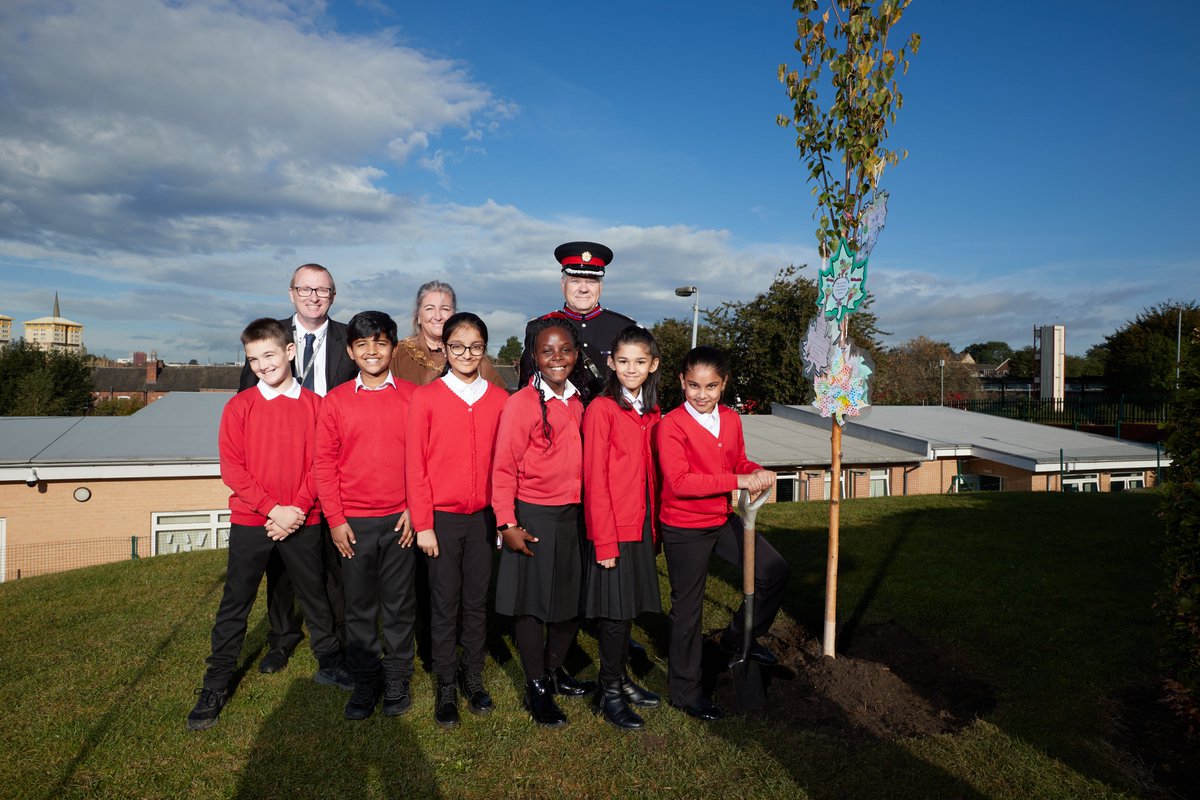 QGCanopy's tweet image. The children of St Mary’s CE VA Primary School in #Wakefield have planted this beautiful #QGCCelebrationTree to mark the #PlatinumJubilee 🎉

Presented by Her Majesty&apos;s Deputy Lieutenant and the Lady Mayor, view the tree on our map ➡️ queensgreencanopy.org/map-education-…