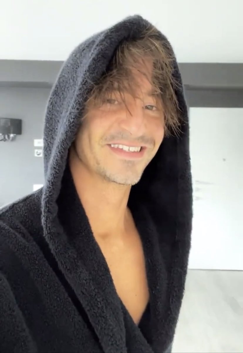 MissLolyBea's tweet photo. Scusa Franci ma quando ti vedo in accappatoio i miei pochi neuroni iniziano a fondere e non capisco più niente! 😍😍😍😍😍😍 Sei troppa roba!!! 🥰🥰🥰🥰 #likeoppini https://t.co/6eVdqACFgR