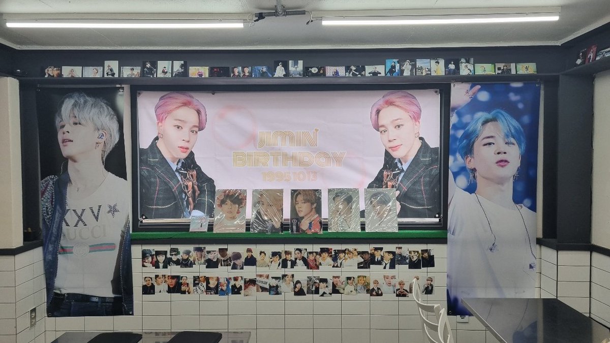 D0122_'s tweet photo. 서울 #카페슈웁 카페 내부 사진입니다!

꾸며진 물품은 전부 총대님의 개인 물품입니다!
손으로 만지지마시고! 눈과 사진으로 남겨주세요! https://t.co/icq2x5xGkQ