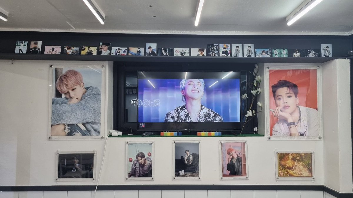 D0122_'s tweet photo. 서울 #카페슈웁 카페 내부 사진입니다!

꾸며진 물품은 전부 총대님의 개인 물품입니다!
손으로 만지지마시고! 눈과 사진으로 남겨주세요! https://t.co/icq2x5xGkQ