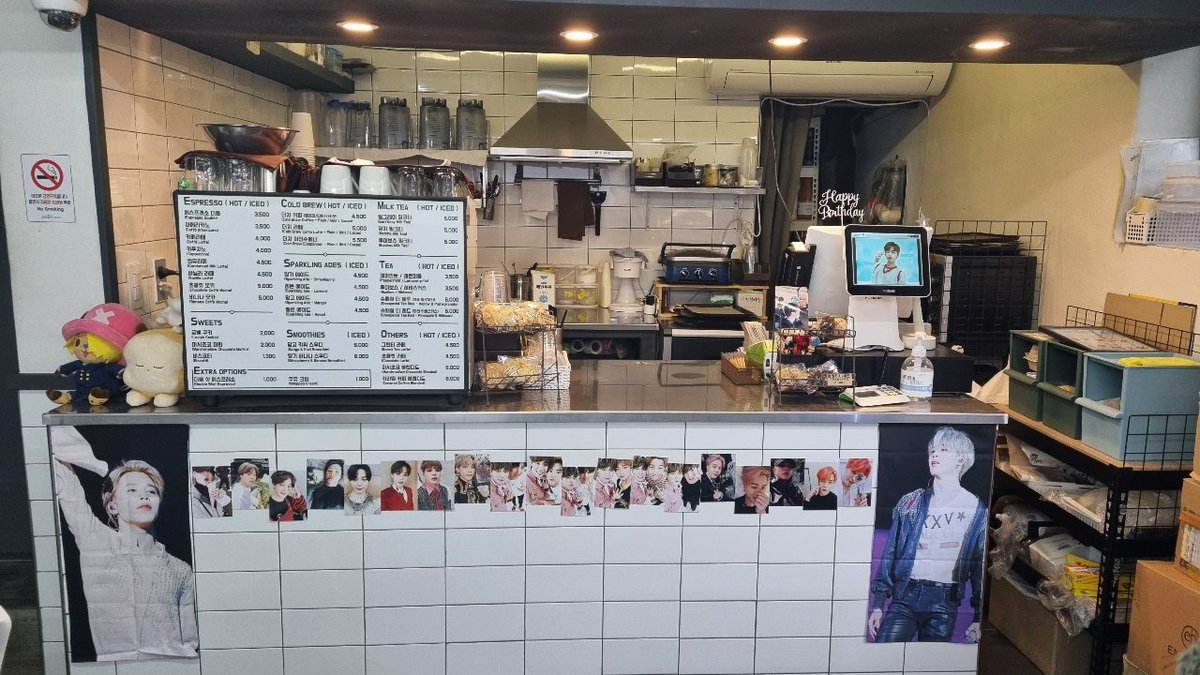 D0122_'s tweet photo. 서울 #카페슈웁 카페 내부 사진입니다!

꾸며진 물품은 전부 총대님의 개인 물품입니다!
손으로 만지지마시고! 눈과 사진으로 남겨주세요! https://t.co/icq2x5xGkQ